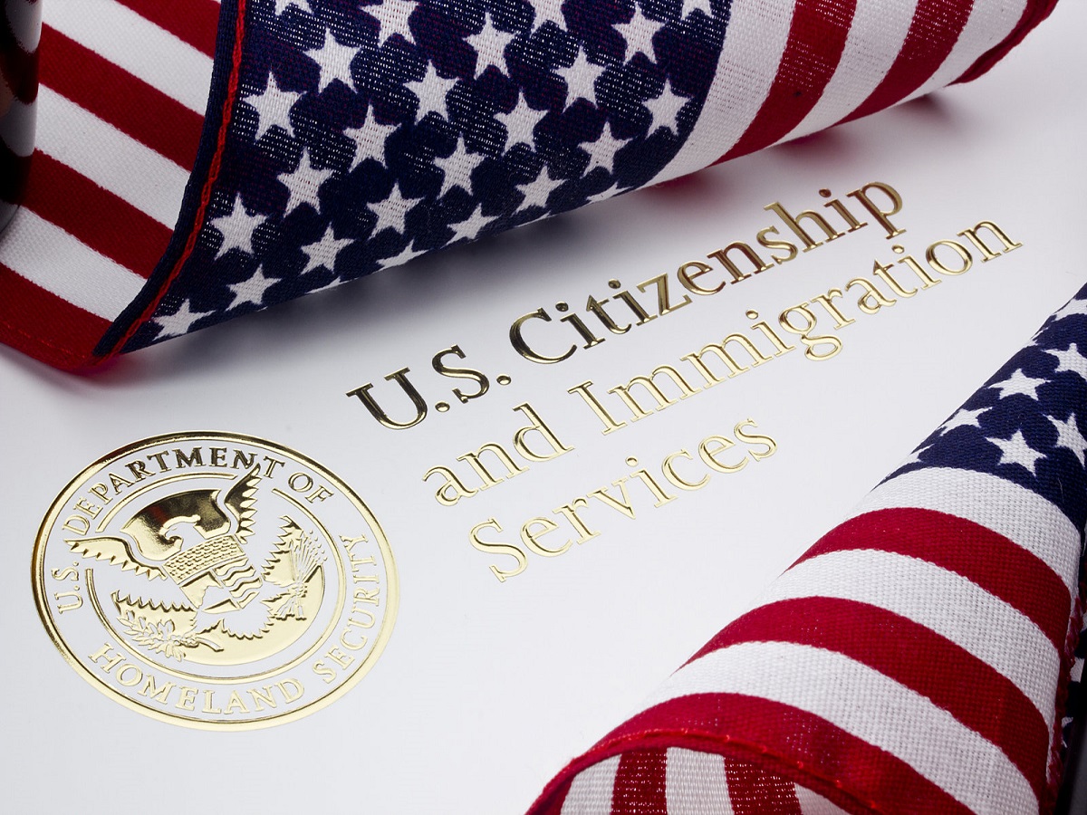 Regla final de carga pública y cómo afecta a los inmigrantes