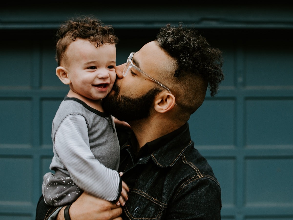 Cómo traer a su cónyuge e hijo a los EE. UU. con una visa F2A