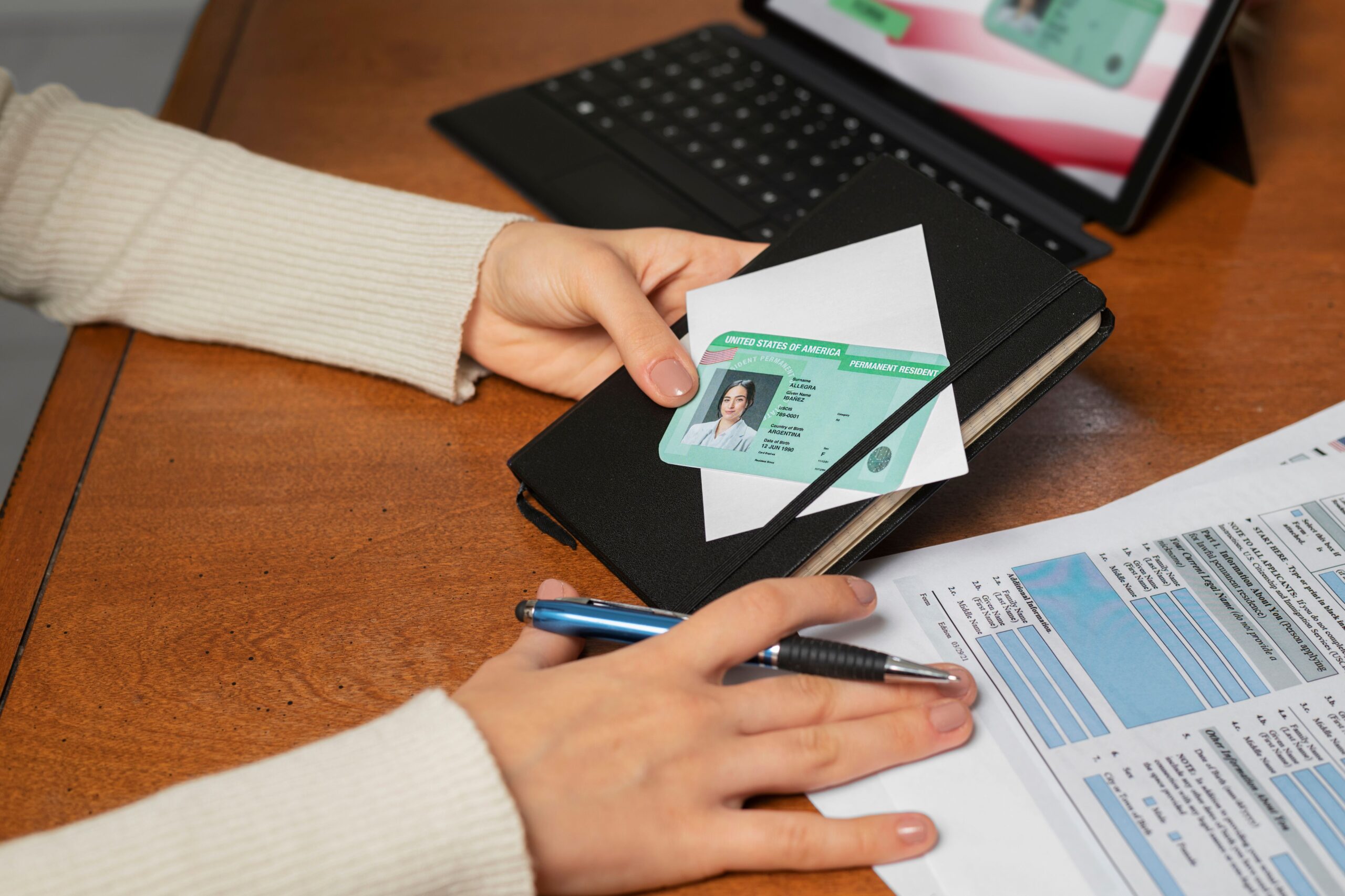 Las 10 ventajas principales de contratar a un abogado especializado en inmigración para obtener la tarjeta verde